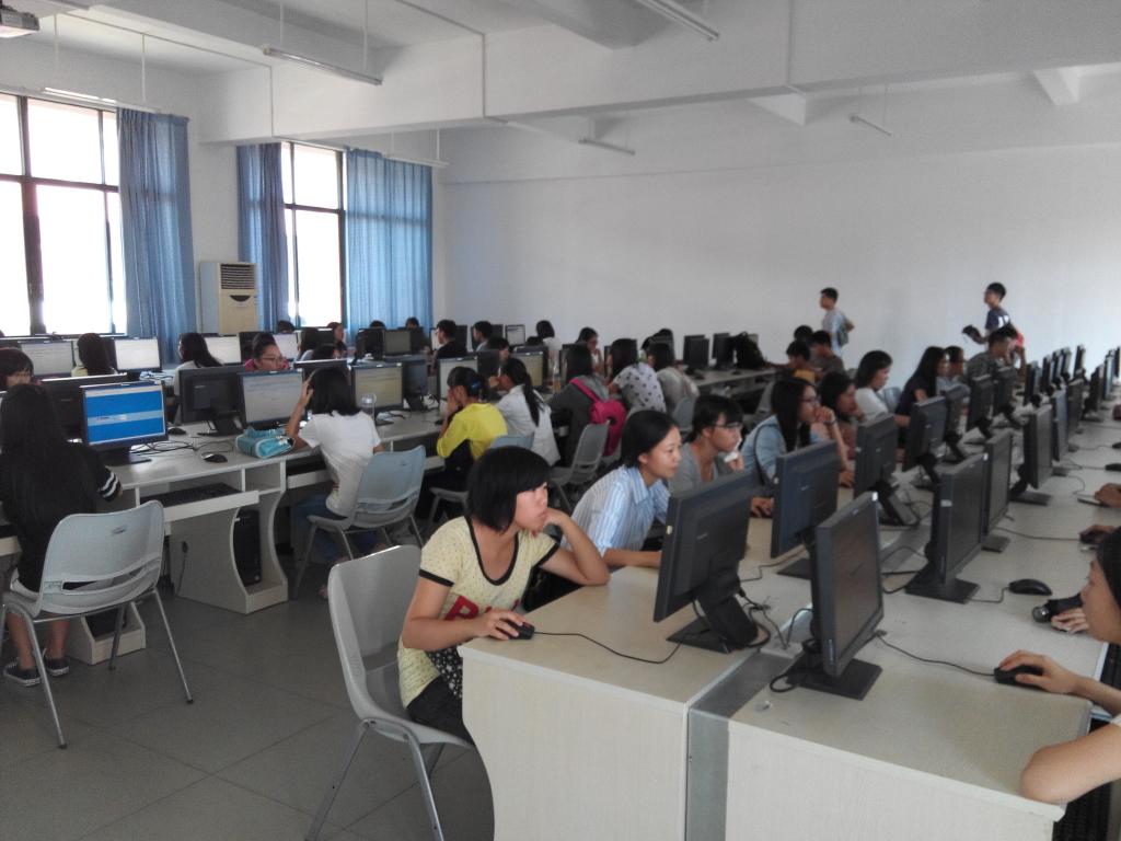 学生在认真做心理测试的场景1