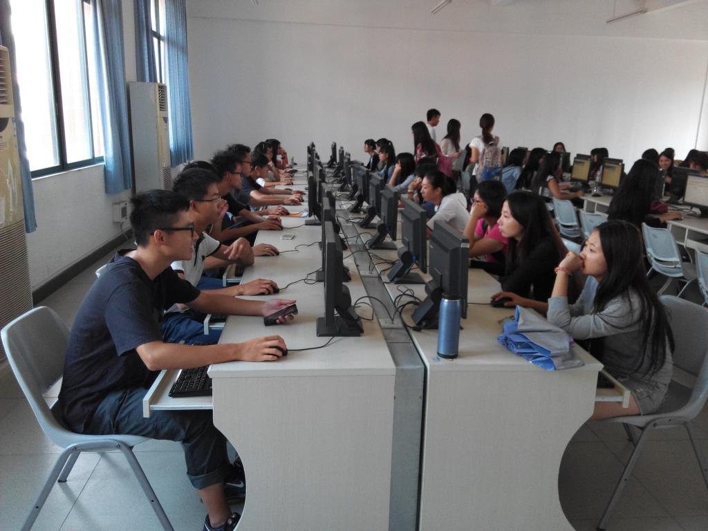 学生在认真做心理测试的场景1