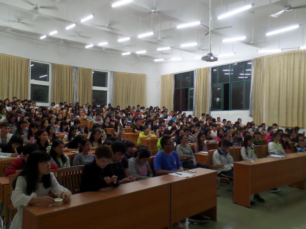 全体同学认真听讲