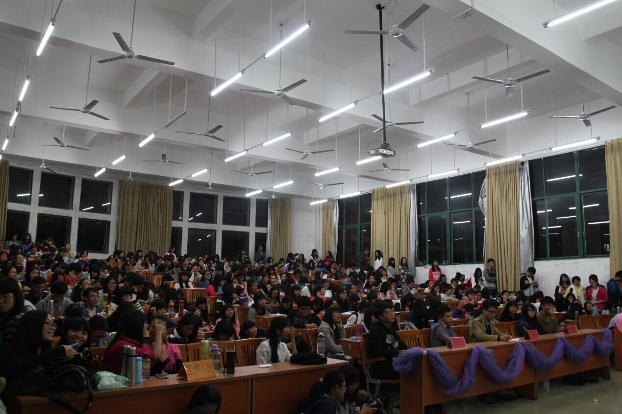 全体同学认真听讲