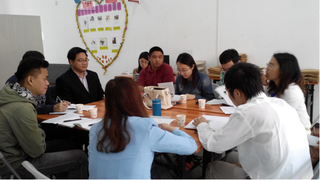 老师们认真讨论