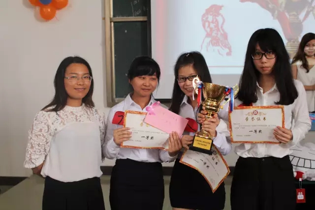 侯小花老师颁奖