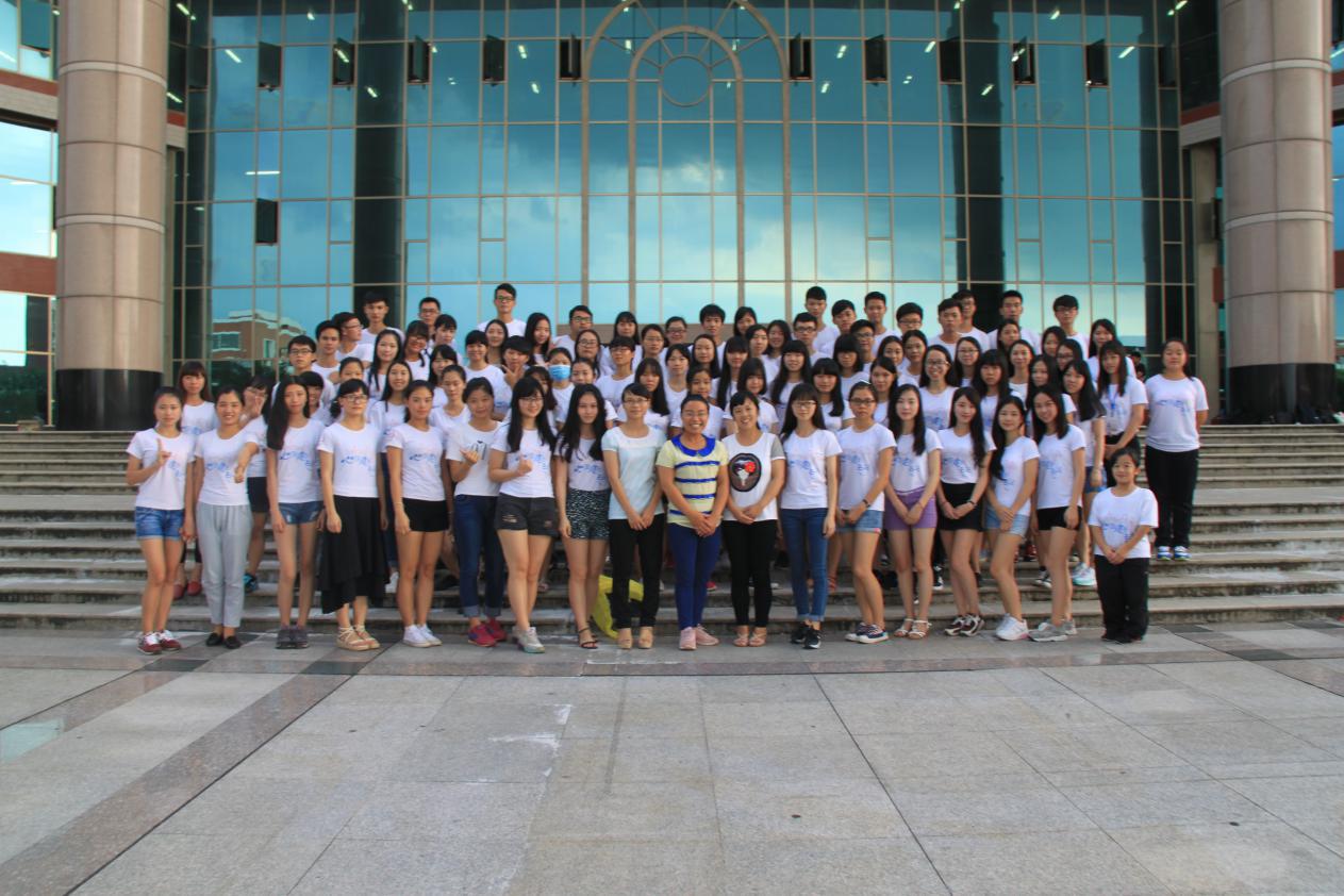 老师与心理健康总站全体成员合影留念