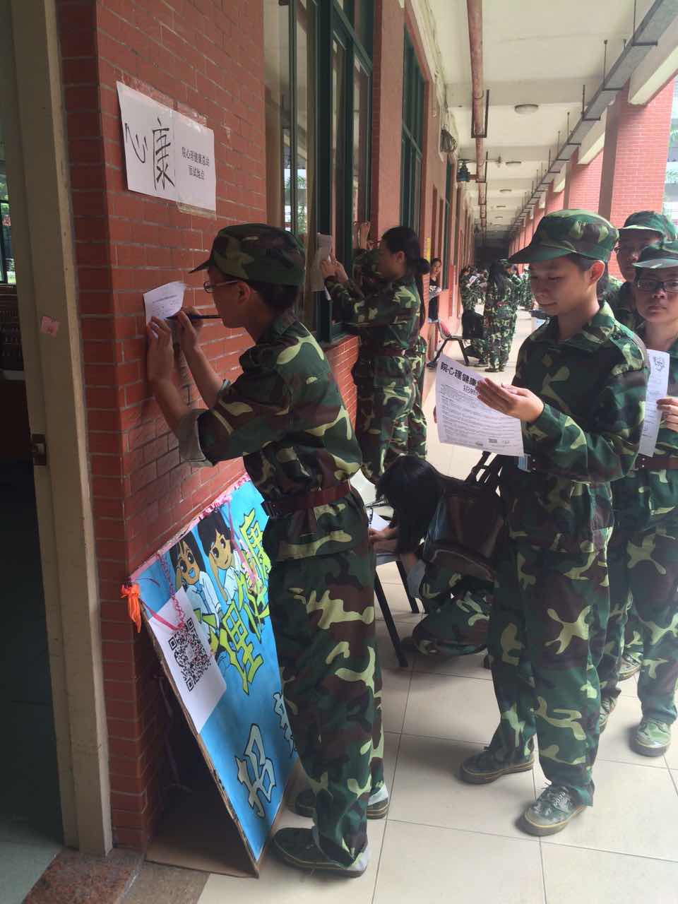 积极面试的新生们