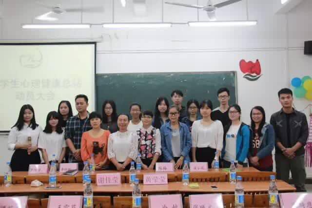 老师学生合影留念