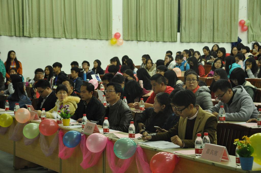 观众们认真的聆听着每一个选手们的演讲