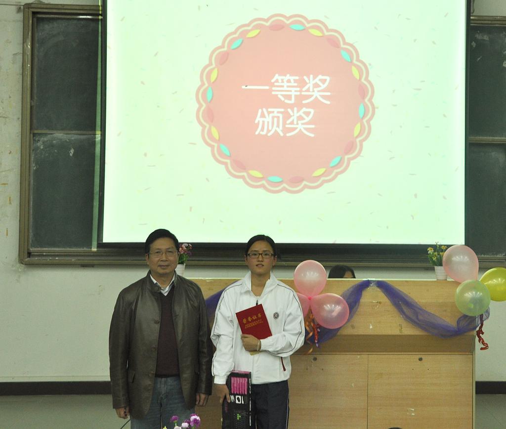 刘徳平处长为一等奖获奖者13旅管1班冯丽欣同学颁发荣誉证书与奖品