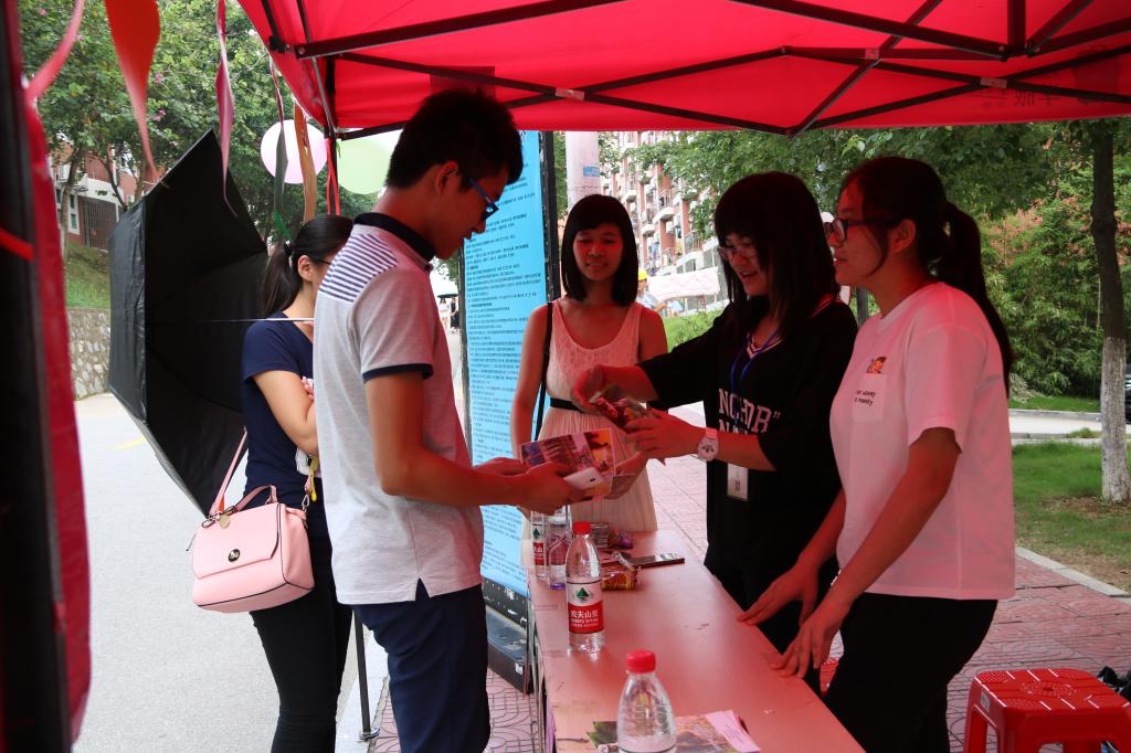 在现场,同学们对国家助学贷款及其他资助政策的一些小疑问进行咨询