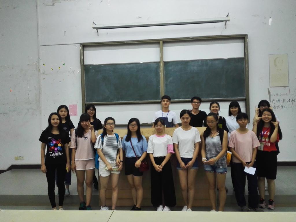 工作人员合影留念