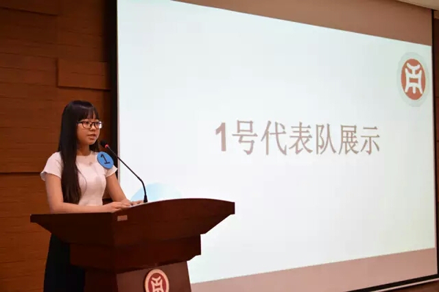 学生代表上场展示作品