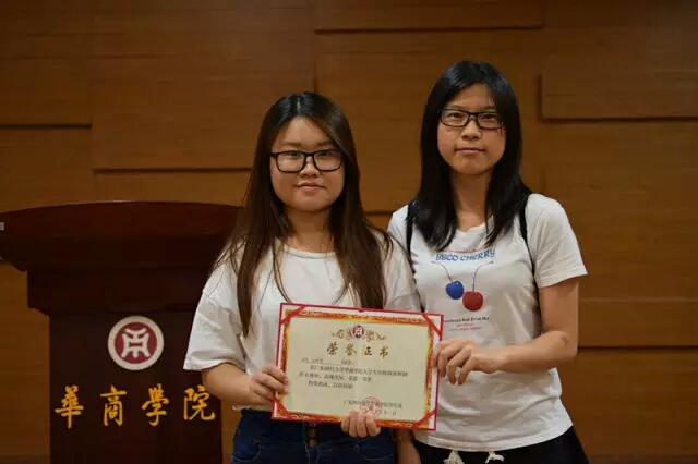 为一等奖选手颁奖