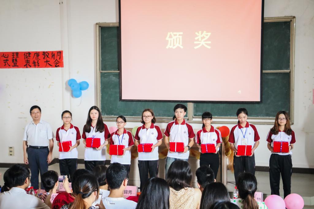 刘处为优秀个人代表颁奖