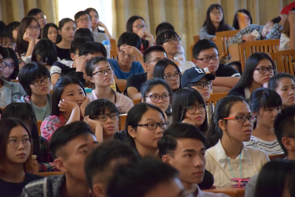 大家聚精会神观影