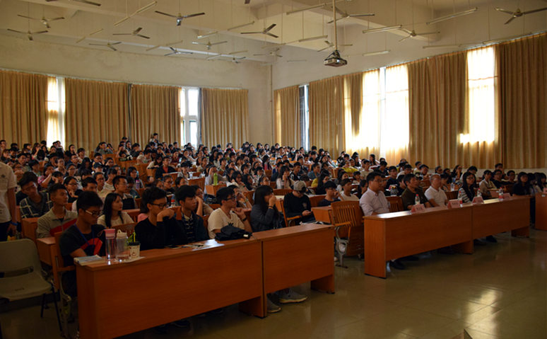 大家聚精会神观影