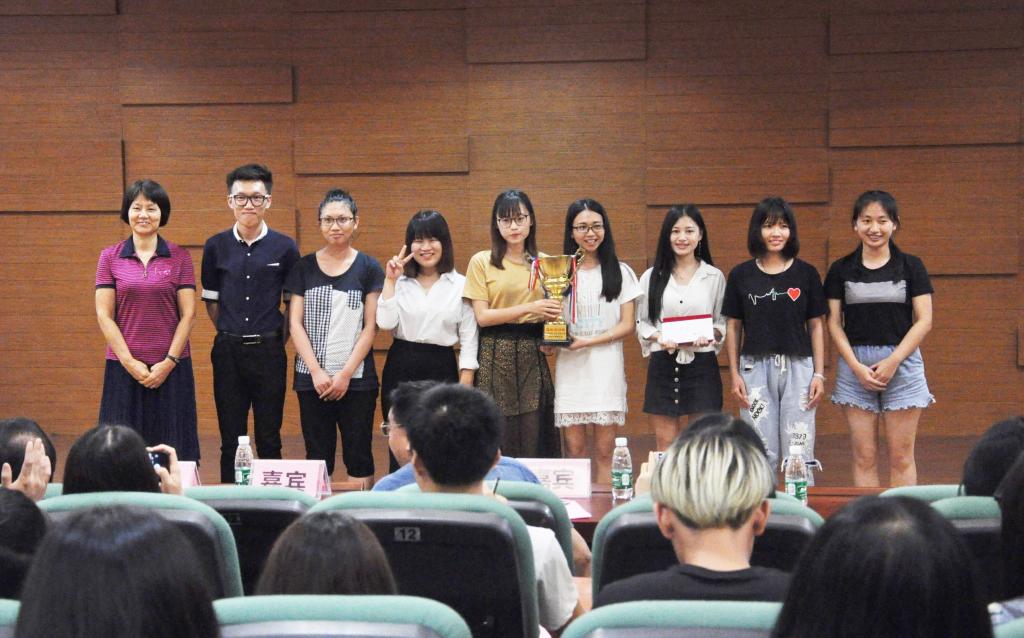 王锦秀副院长颁奖