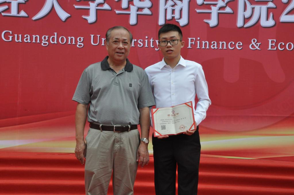 陈玉川院长与文学系毕业生、援藏干部钟家进合影