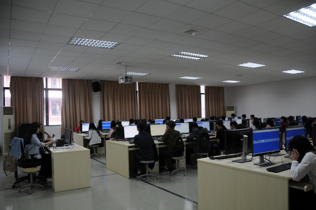 新生认真做测试