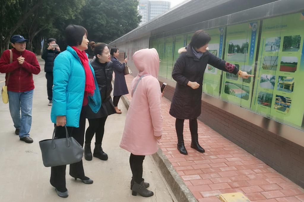 图2:参观文化长廊