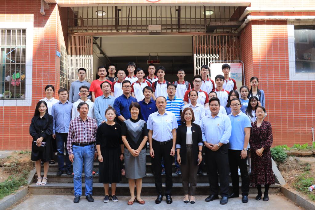 东七宿舍前的合影