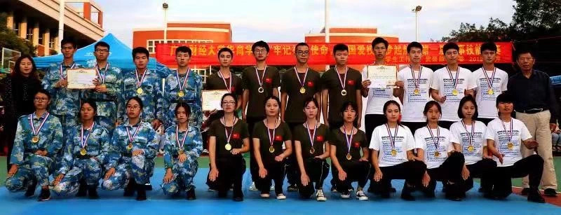 许娜副院长和李希恒部长为三等奖颁奖