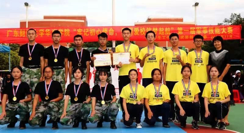 王锦秀副校长为二等奖颁奖