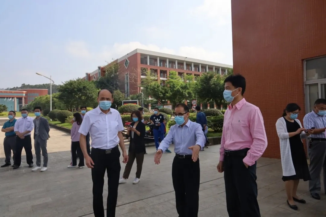 校领导在演练现场指导工作