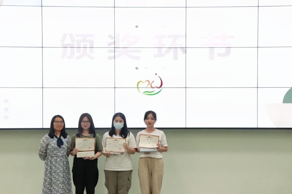 侯小花主任为一等奖获得者颁奖