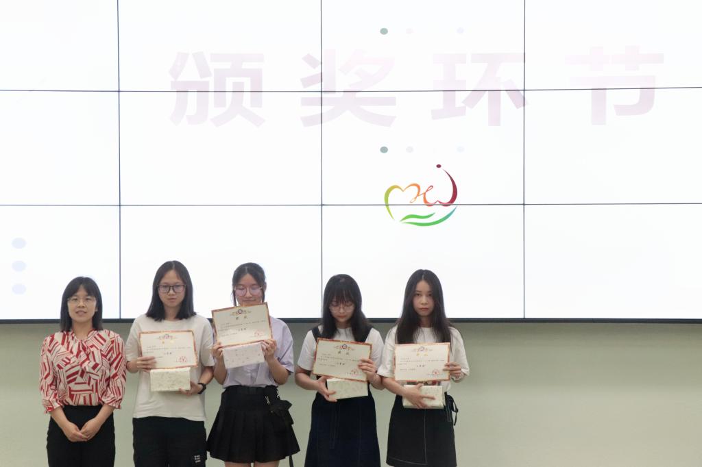 李娇娇老师为三等奖获得者颁奖