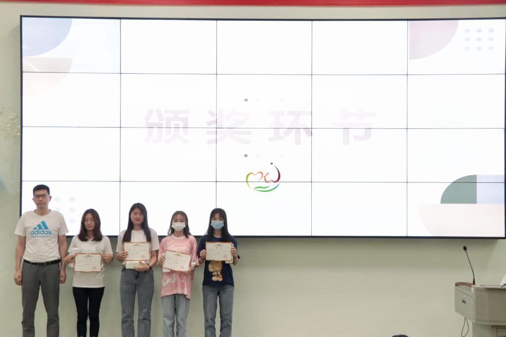 吴连宁老师为二等奖获得者颁奖